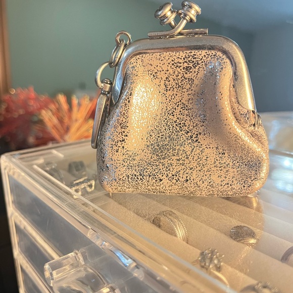 So Cute! Silver, Metallic Leather, Kiss-Lock HOBO Run Frame Coin Purse with Clip - Picture 3 of 7